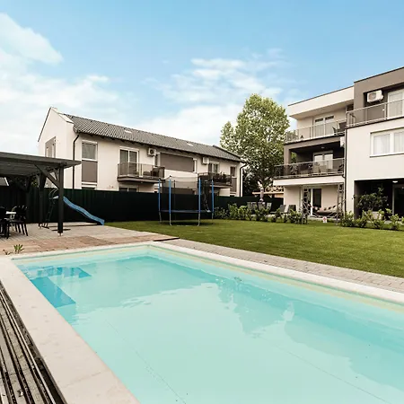 Apartment Oak Residents *
