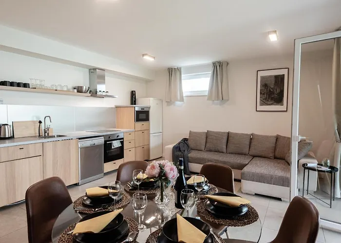 Oak Residents שיופוק